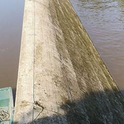 Nettoyage de parement de barrage travaux sur cordes.