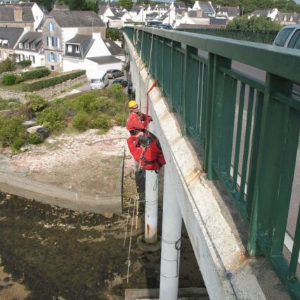 Cordistes en action sur le pont de la Trinité-sur-Mer.