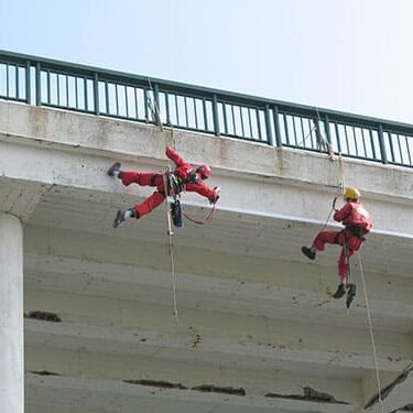 Installation de filets de sécurité sous le pont de La Trinité-sur-mer en Morbihan.