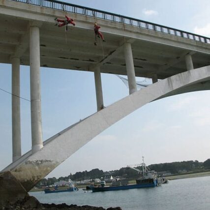 Installation de filets de sécurité sous le pont de La Trinité-sur-mer en Morbihan.