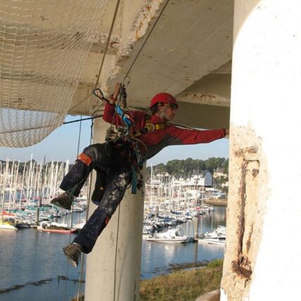 Installation de filets de sécurité sous le pont de La Trinité-sur-mer en Morbihan.