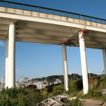 Installation de filets de sécurité sous le pont de La Trinité-sur-mer en Morbihan.