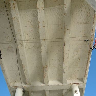 Fixation de filets de sécurité sous le pont de La Trinité-sur-mer en Morbihan.