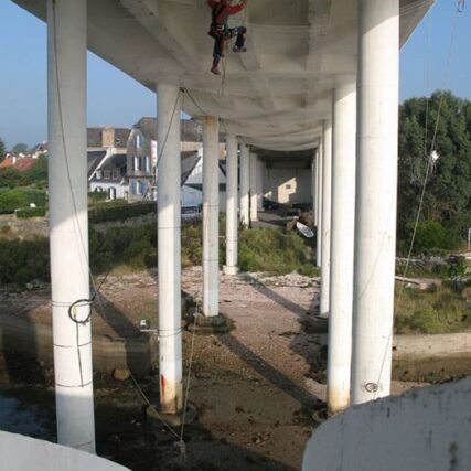 Pose de filet sous le pont - La Trinité-Sur-Mer (56).