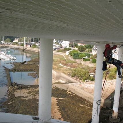 Fixation filet de sécurité sur sous-face de pont en Morbihan.