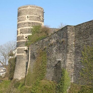 Gargouille en ardoise en pleine muraille.