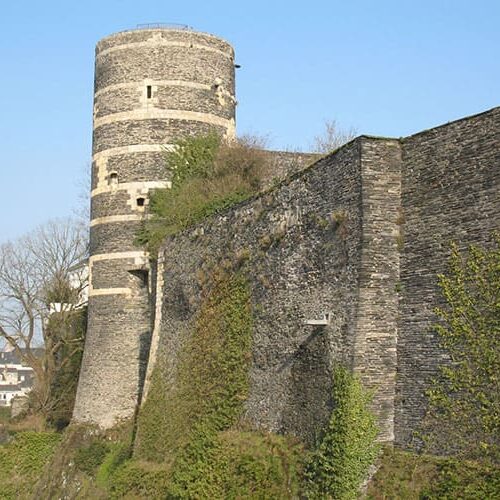 Gargouille en ardoise en pleine muraille.