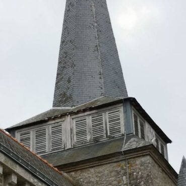 Réparation ardoises sur clocher travail à la nacelle.