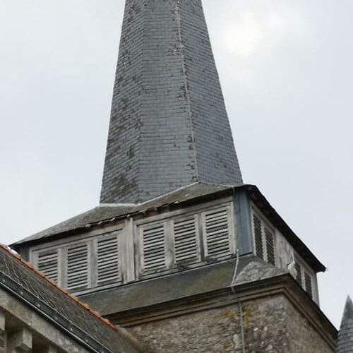 Réparation ardoises sur clocher travail à la nacelle.