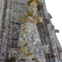 Travaux à la corde église dépose d'un pinacle menaçant de tomber.