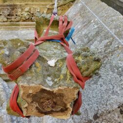 Réalisation de travaux à la corde sur une église pour mise en sécurité, en Morbihan.
