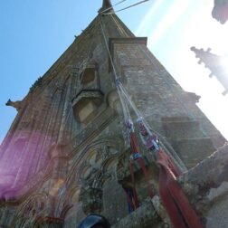 Travaux d'accès difficile mise en sécurité pour une église levage d'un pinacle.