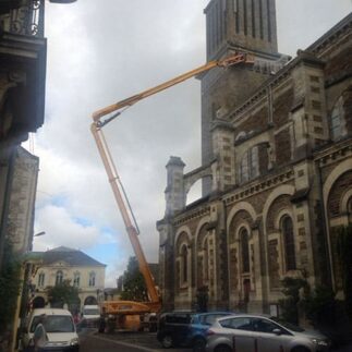 Travaux à la corde pose de filets de protection pour mise en sécurité d'un clocher.