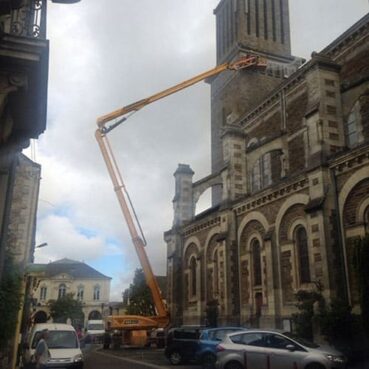Travaux à la corde pose de filets de protection pour mise en sécurité d'un clocher.
