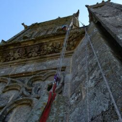 Travaux en hauteur en Bretagne mise en sécurité sur une église.