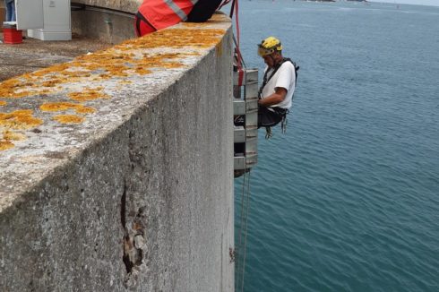 Barrage de La Rance travaux d'accès difficile pose de supports d'enceintes