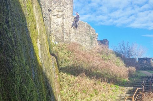 Travaux d'entretien à la corde sur monument historique