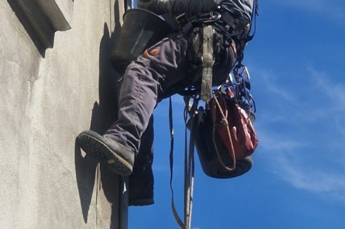 cordistes en action à Nantes purge de sécurité des façades