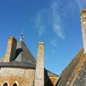 Travaux en hauteur maçonnerie sur cheminée obturation des conduits Château de Suscinio.