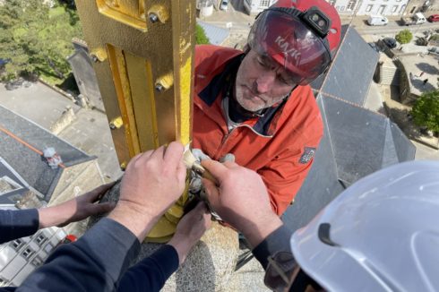 travaux d'accès difficile clocher église st patern à Vannes travaux de dorure sur croix