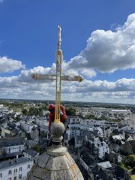 travaux d'accès difficile église st patern vannes pose croix