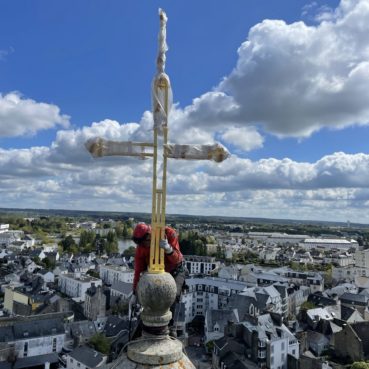 travaux d'accès difficile église st patern vannes pose croix