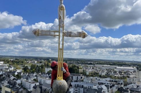 travaux d'accès difficile église st patern vannes pose croix