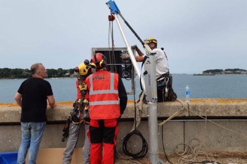 travaux en hauteur pose d'enceintes barrage de la Rance